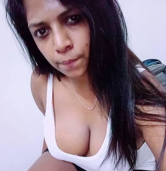 Malaysian Tamil girl deep cleavage and topless
