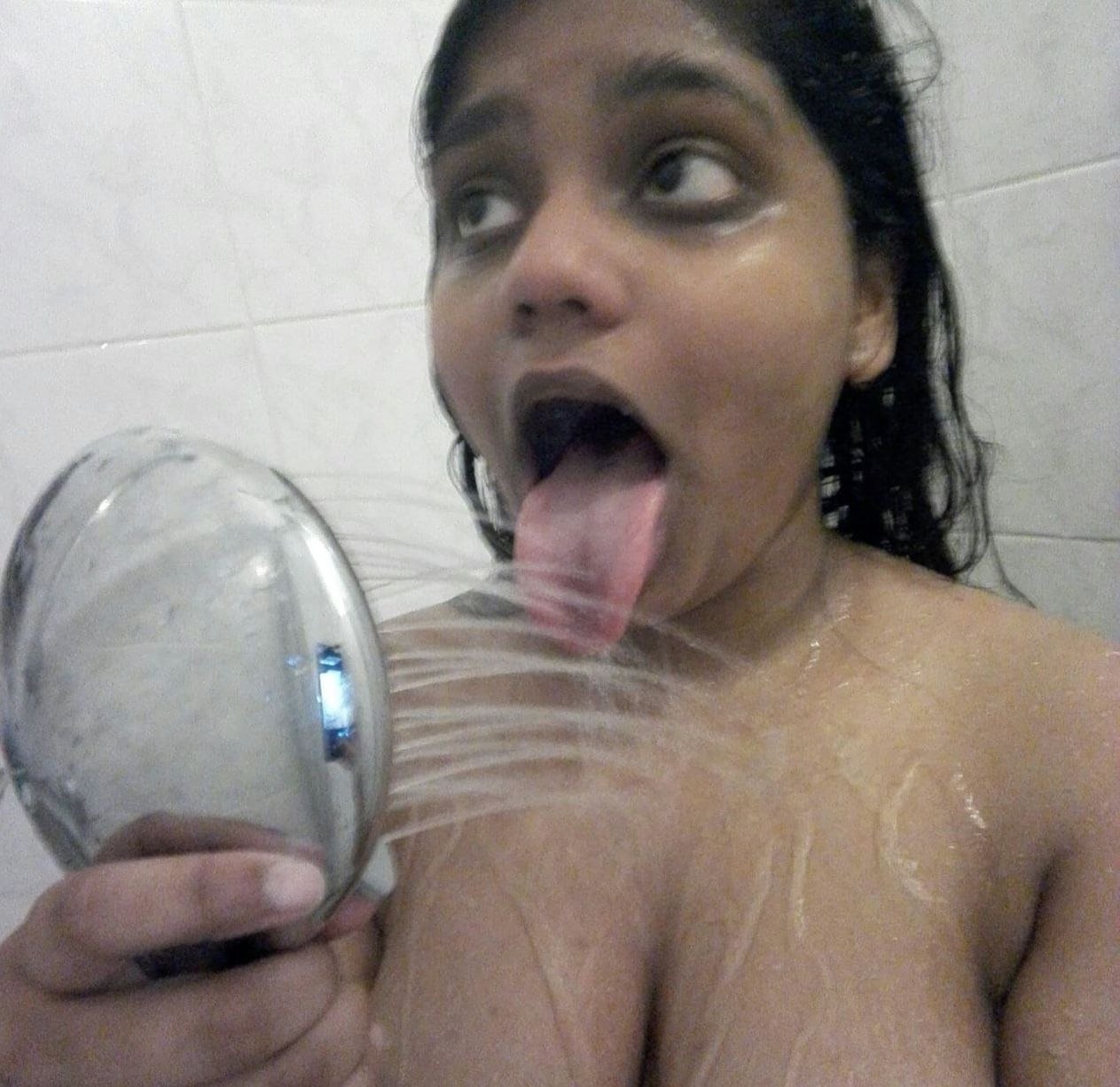 Desi girl naked bath and big boobs flaunting