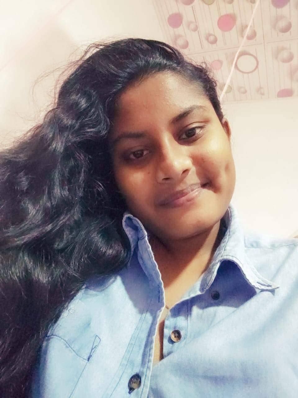 Srilankan office girl topless photos viral