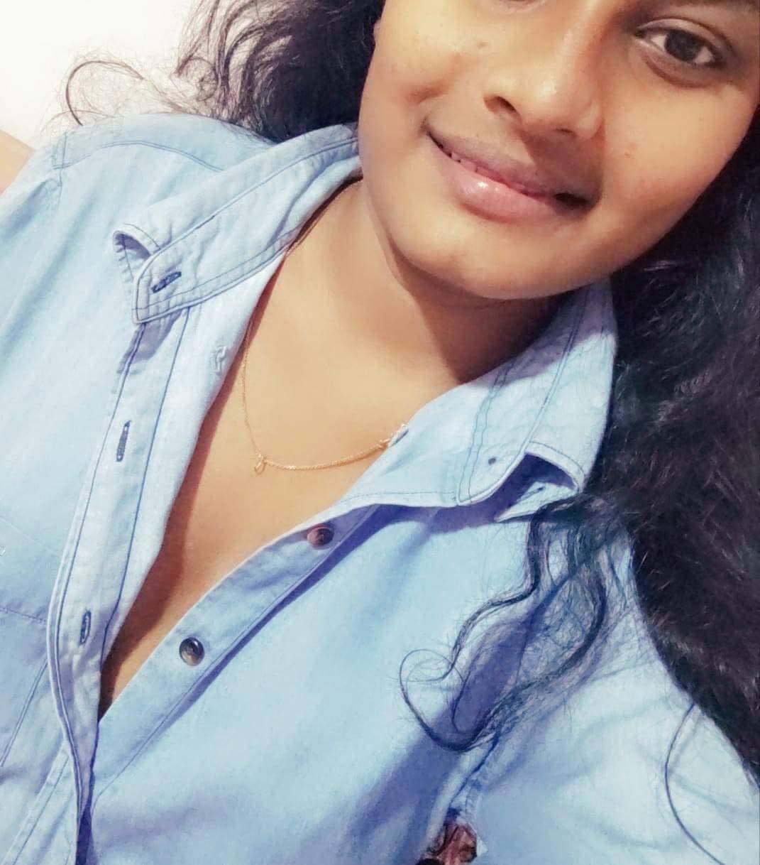 Srilankan office girl topless photos viral