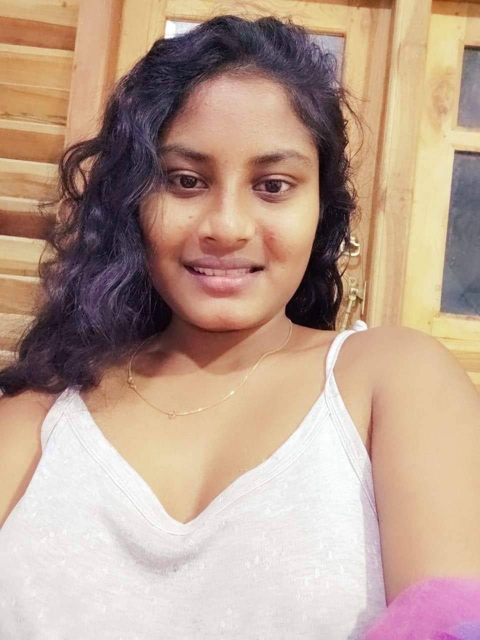 Srilankan office girl topless photos viral
