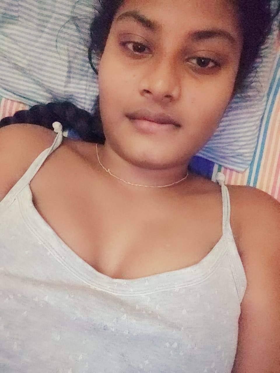 Srilankan office girl topless photos viral