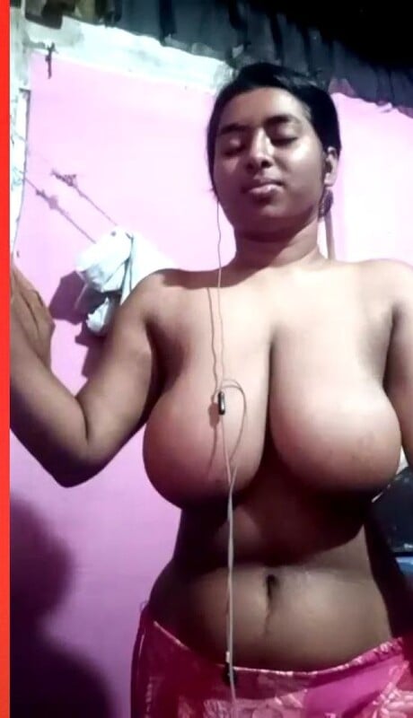 Huge booby Desi village GF topless body showing