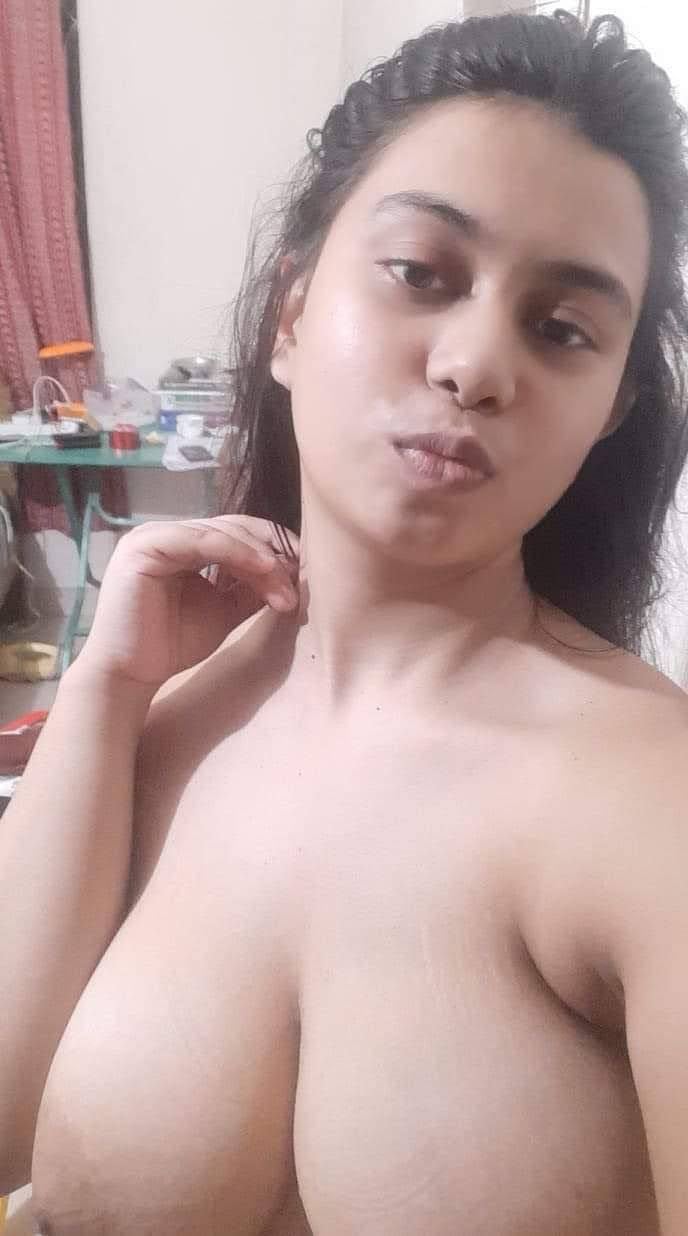 Huge boobs unmarried girl naked posing photos