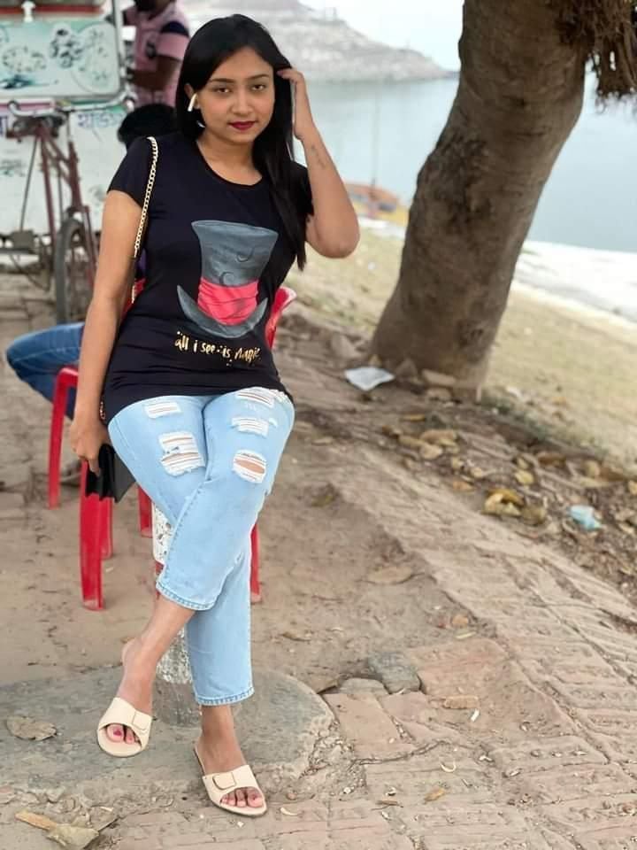 Indian girl showing big boobs and bushy pussy