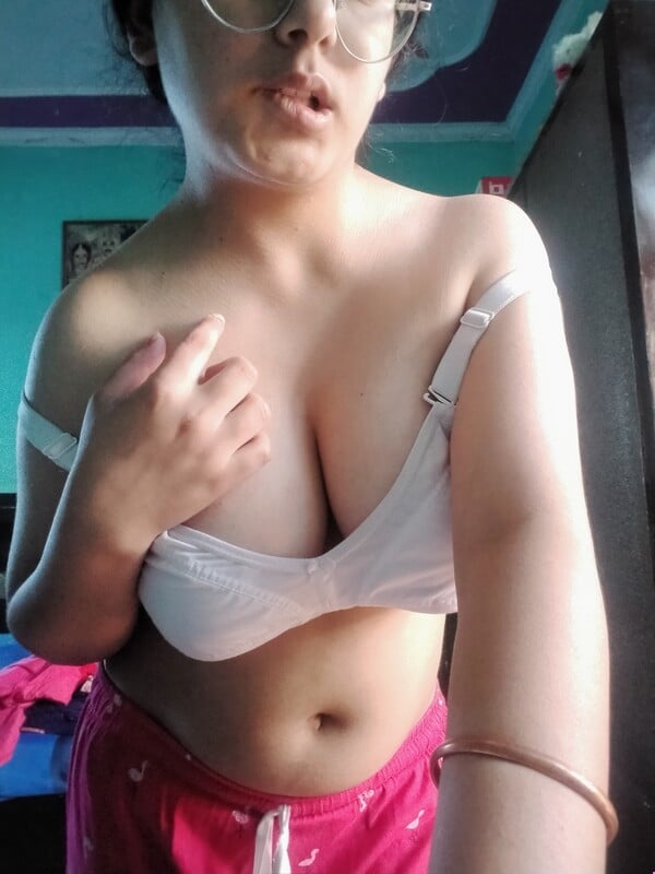 Huge white boobs Bengali girl nude pics and videos