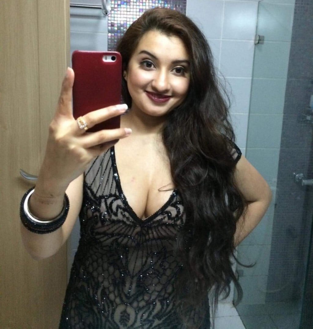 Busty NRI exposing big boobs and fat pussy pics