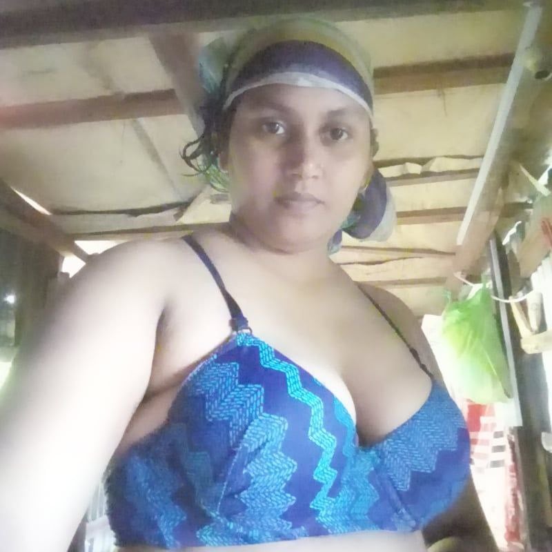 Milk tanker Bengali bhabhi topless for lover