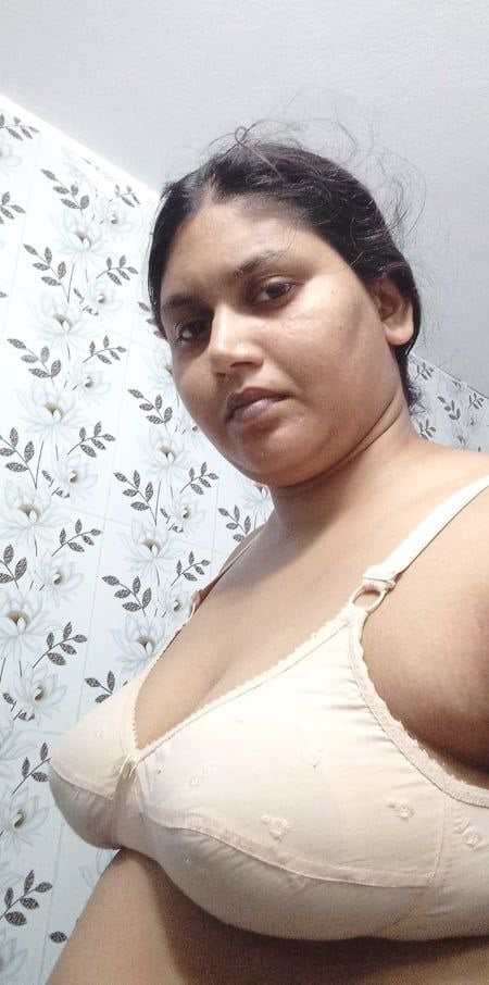 Milk tanker Bengali bhabhi topless for lover