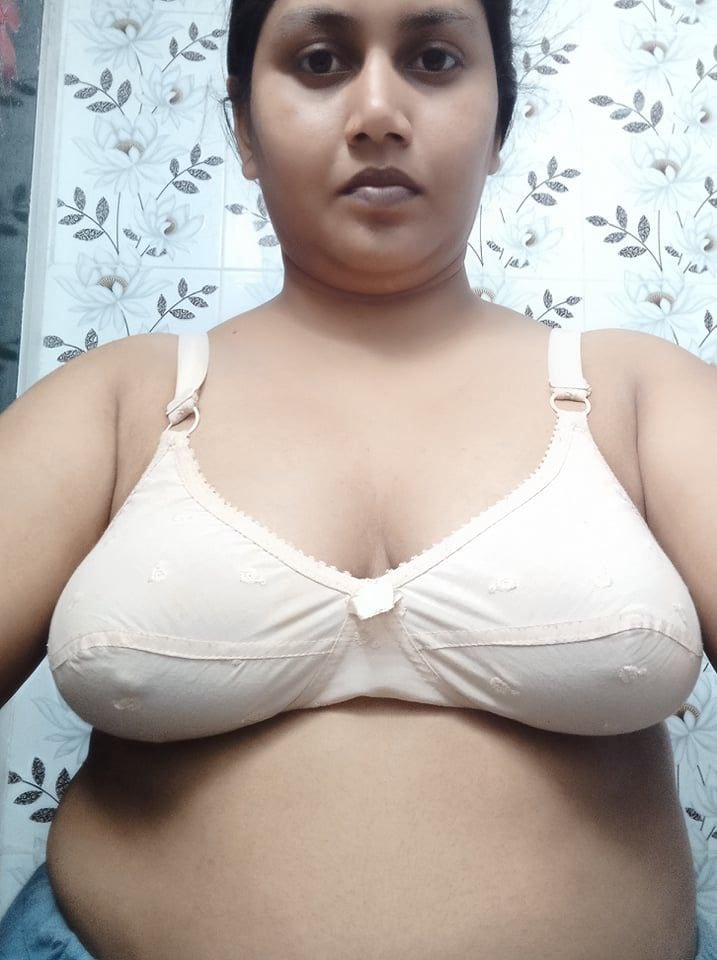 Milk tanker Bengali bhabhi topless for lover