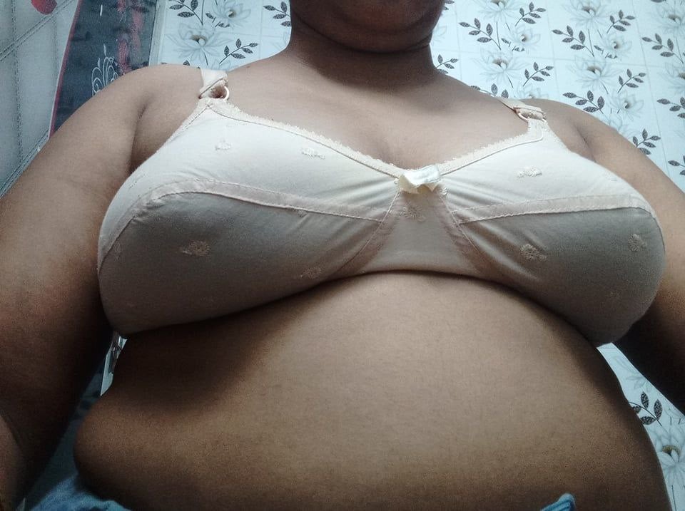 Milk tanker Bengali bhabhi topless for lover