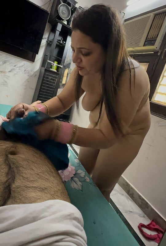 Posh wife blowjob and nude sex with husband