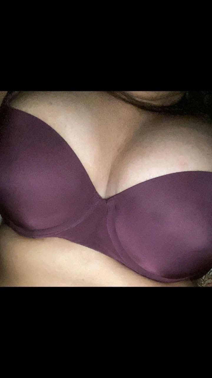 IT HR girl showing her huge melons in selfies