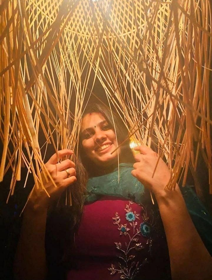 IT HR girl showing her huge melons in selfies