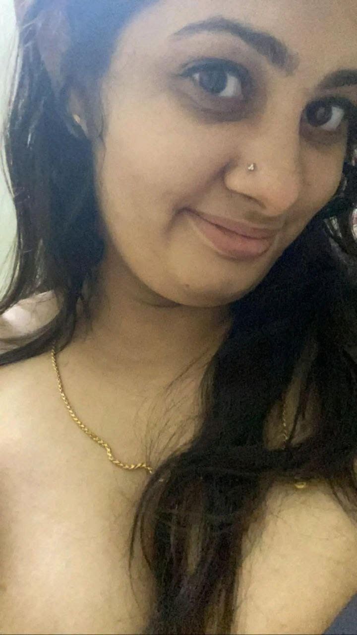 IT HR girl showing her huge melons in selfies