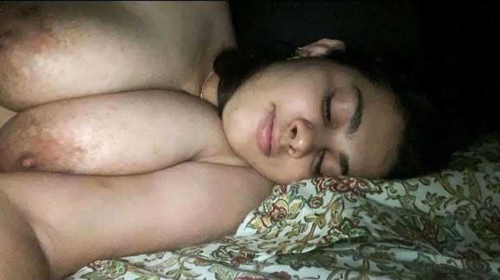 IT HR girl showing her huge melons in selfies