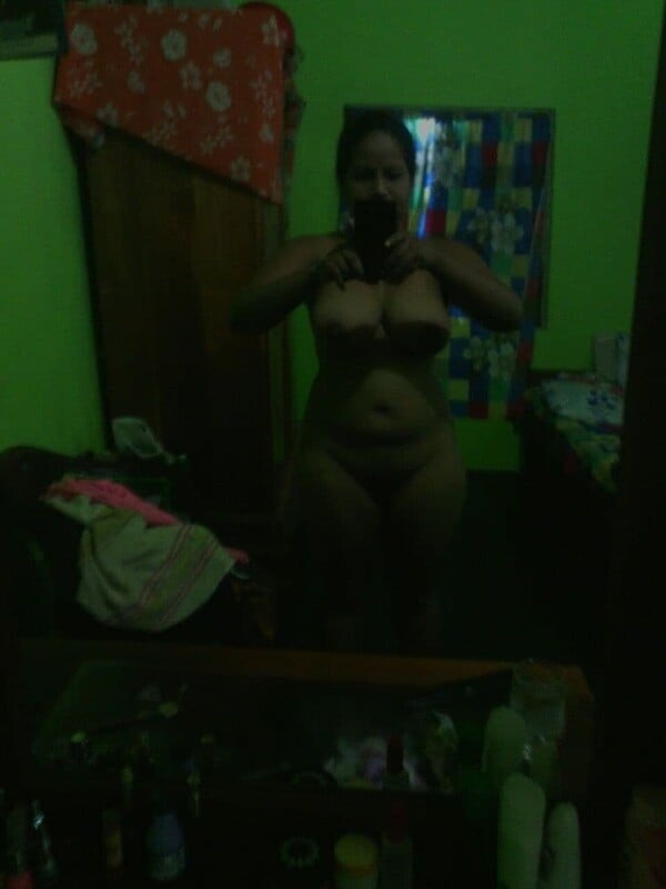 Tamil Sri Lankan girl nude mirror selfies