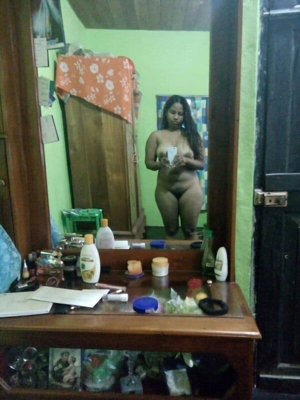 Tamil Sri Lankan girl nude mirror selfies