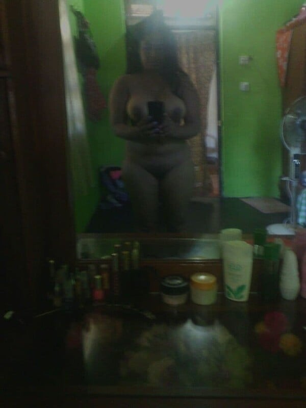 Tamil Sri Lankan girl nude mirror selfies
