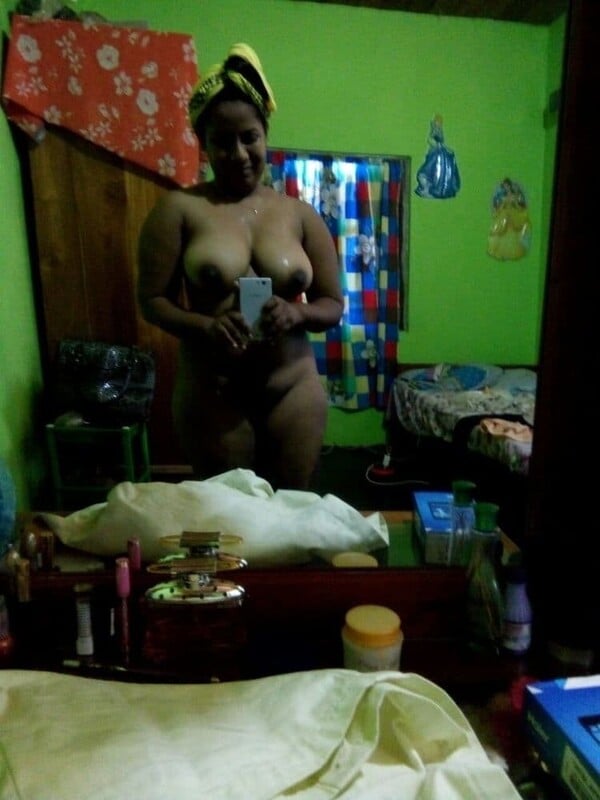 Tamil Sri Lankan girl nude mirror selfies