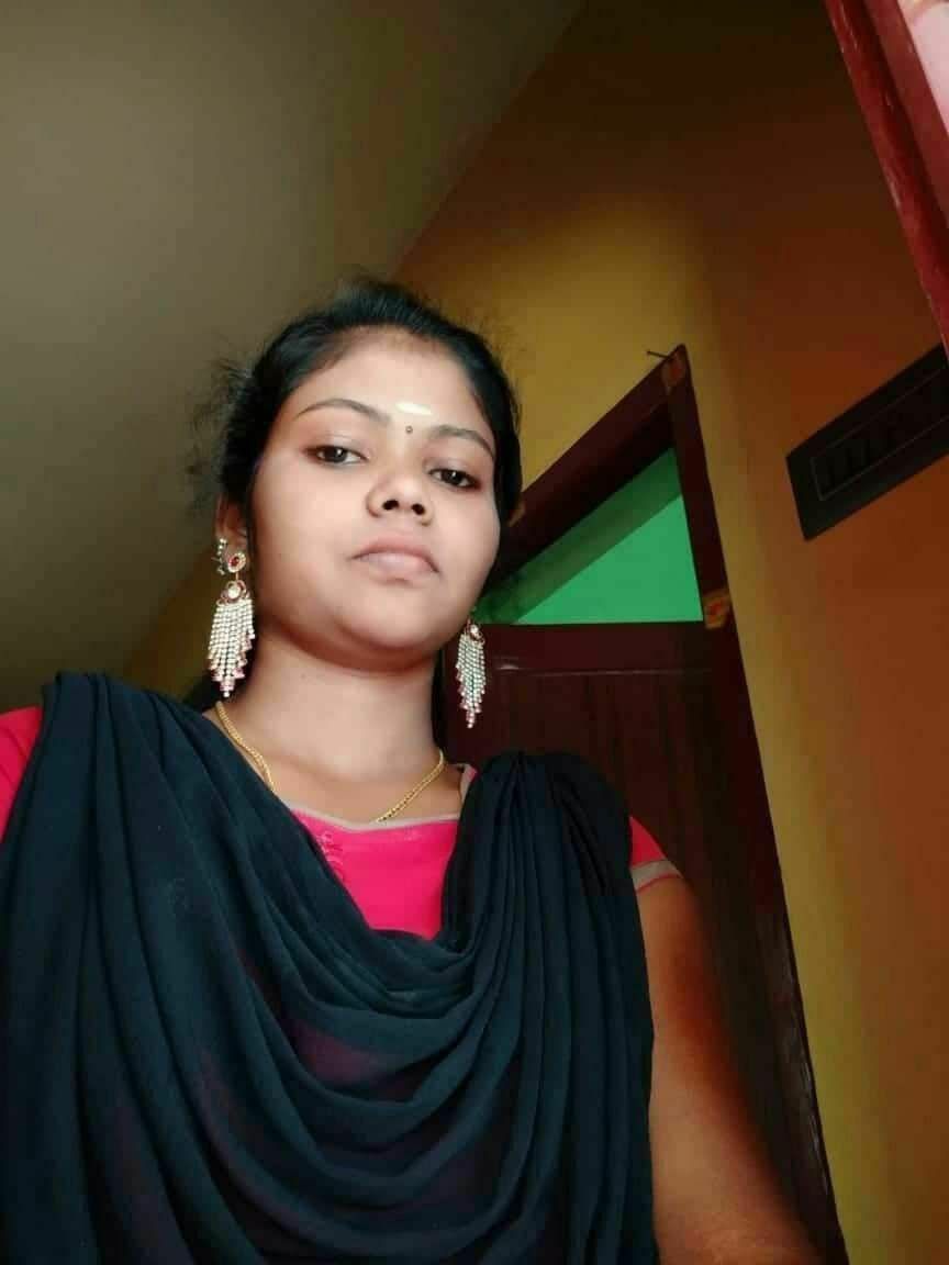 Unmarried Chennai Tamil girl showing round boobs