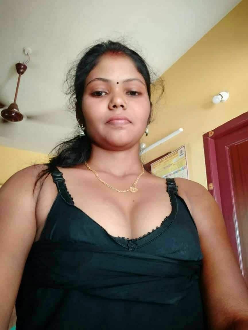 Unmarried Chennai Tamil girl showing round boobs