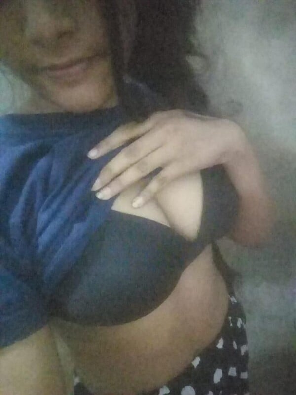 Classy Srilankan girl hot boobs and pussy show