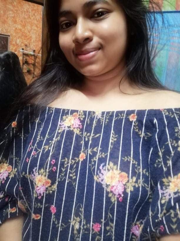 Bengali girl untouched boobs showing selfie