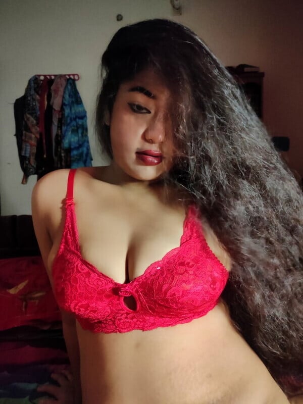 Bangladeshi blowjob girl in saree and in nude