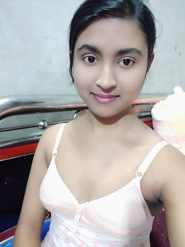 Bangladeshi college girl cutest topless selfies