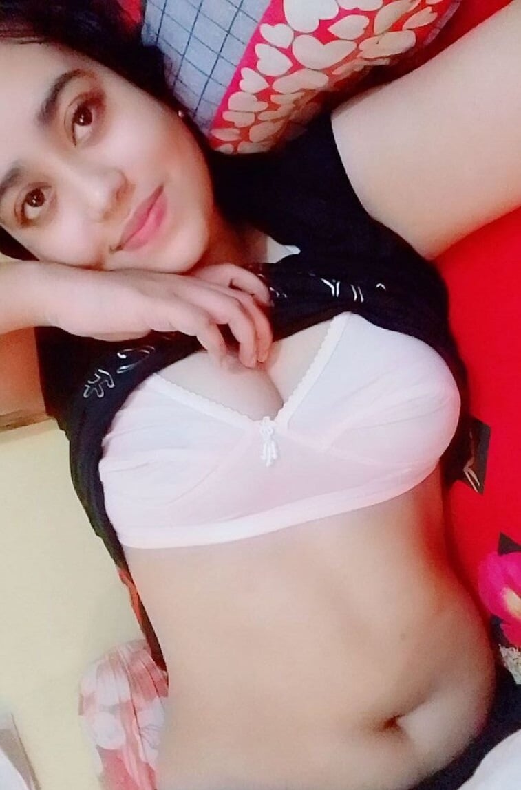 Indian college girl showing naked boobs pics