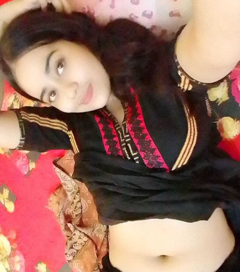Indian college girl showing naked boobs pics