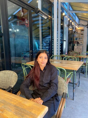 Sexiest NRI desi girl boobs showing and pressing