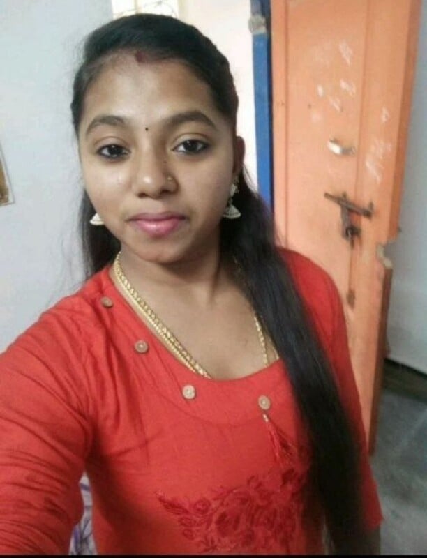 Tamil girl deep cleavage and topless photos