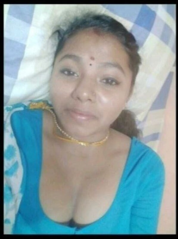 Tamil girl deep cleavage and topless photos