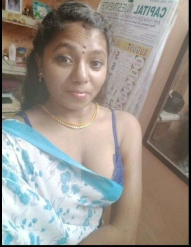 Tamil girl deep cleavage and topless photos