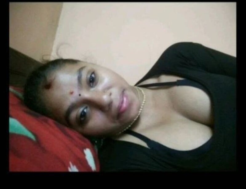 Tamil girl deep cleavage and topless photos