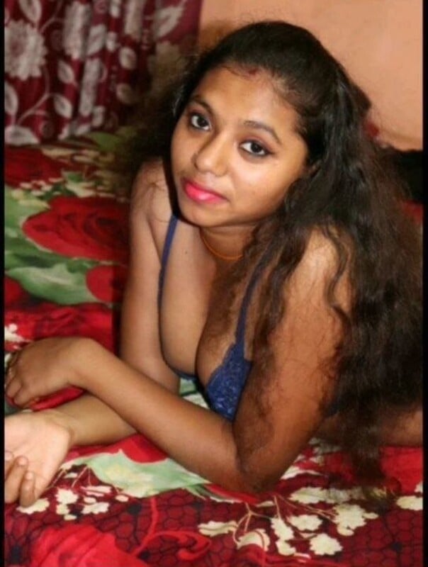 Tamil girl deep cleavage and topless photos