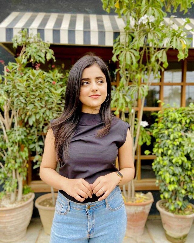 Beautiful Indian girlfriend boob showing rare pic