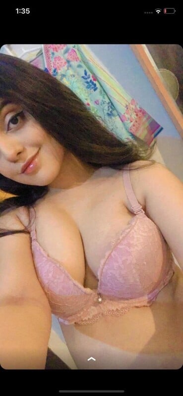 Beautiful Indian girlfriend boob showing rare pic