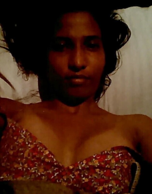 Sri Lankan girlfriend boobs show before sex pics