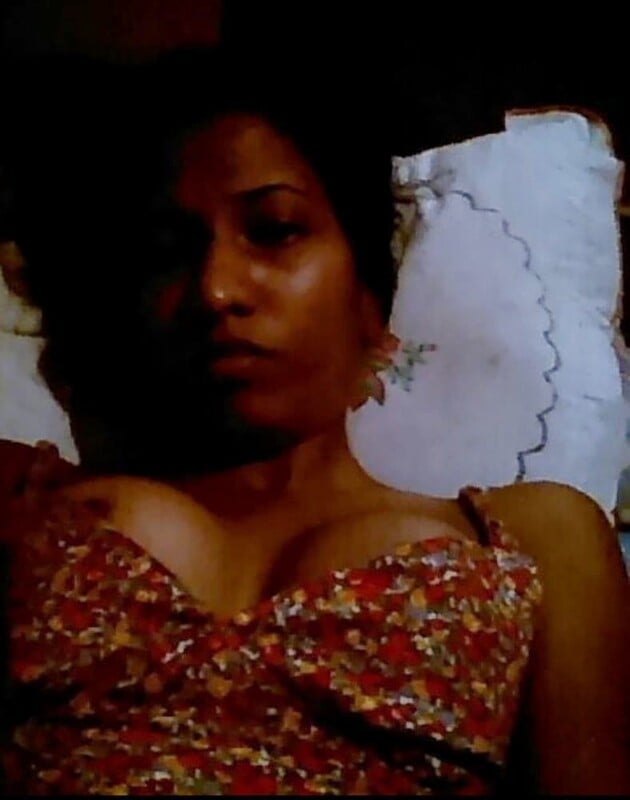 Sri Lankan girlfriend boobs show before sex pics