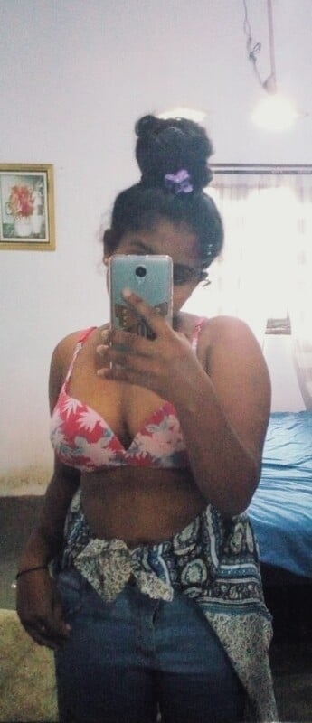 Sri Lankan girlfriend exposing private body parts