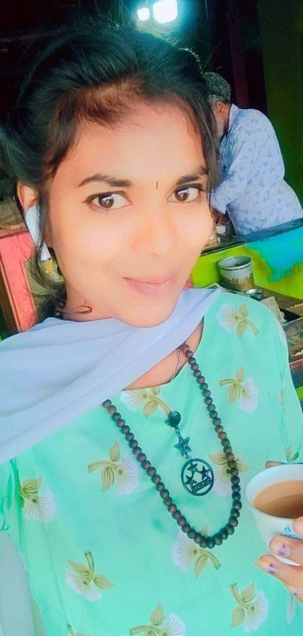 Tamil girl topless photos shared with her lover