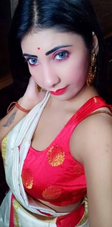 Blue eyes Bangla girl topless sexy pics exposed