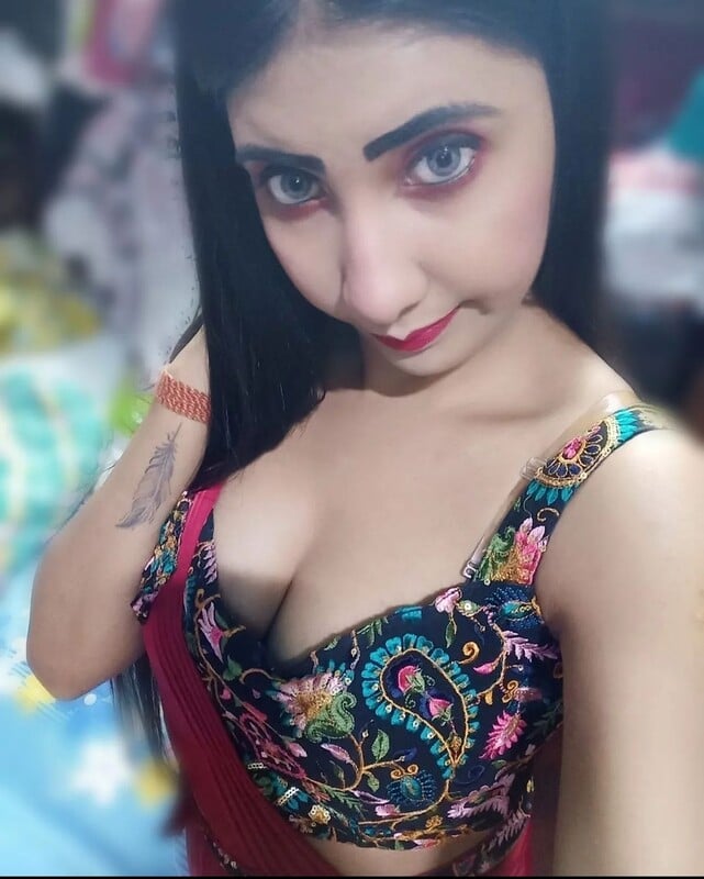 Blue eyes Bangla girl topless sexy pics exposed