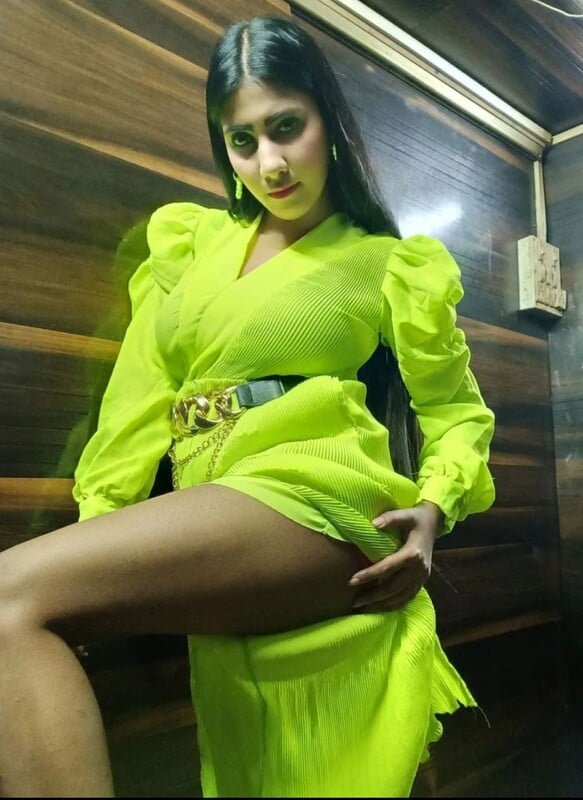 Blue eyes Bangla girl topless sexy pics exposed