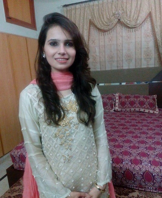 Beautiful Pakistani girl filmed naked photos