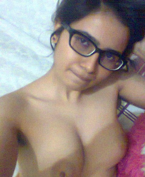 Beautiful Pakistani girl filmed naked photos