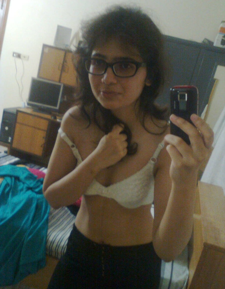 Beautiful Pakistani girl filmed naked photos